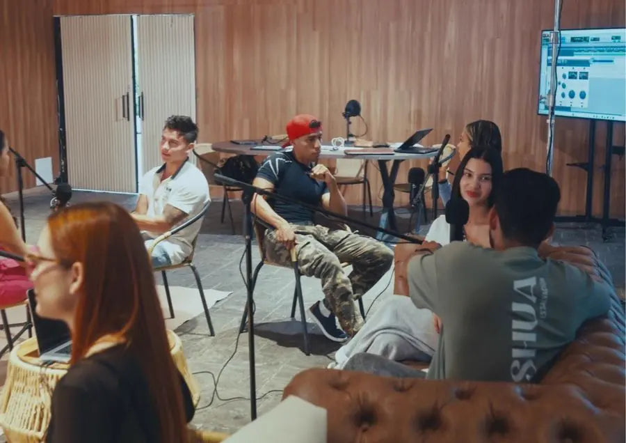 Ronda de feedback grupal en podcast