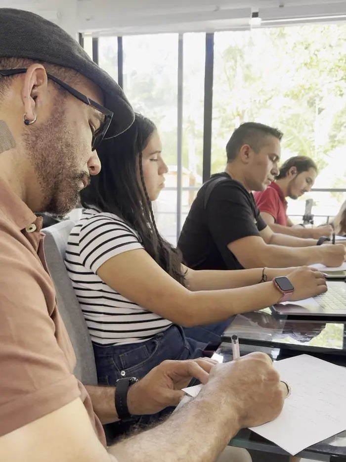 Estudiantes tomando apuntes en clase